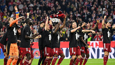 Die Bayern-Stars jubeln nach dem Sieg gegen Dortmund, gleichbedeutend mit der zehnten Meisterschaft in Folge.