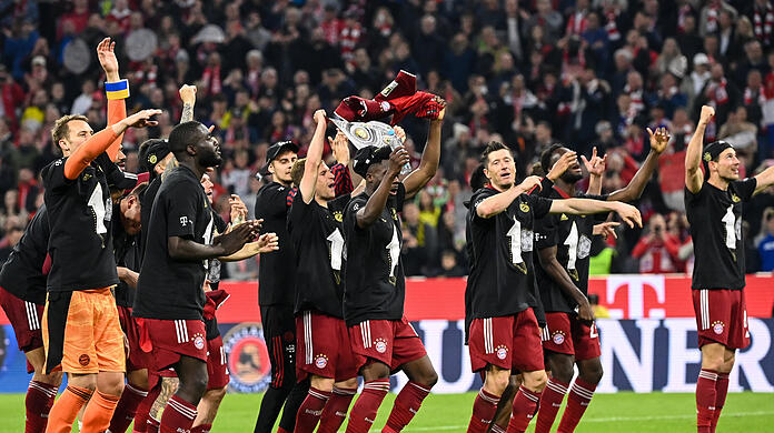 Die Bayern-Stars jubeln nach dem Sieg gegen Dortmund, gleichbedeutend mit der zehnten Meisterschaft in Folge.