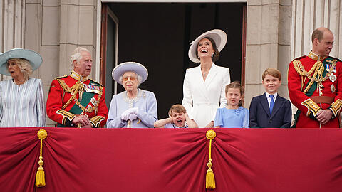 Die Royals haben ihren Balkon-Auftritt zur "Trooping the Colour"-Parade sichtlich abgespeckt.