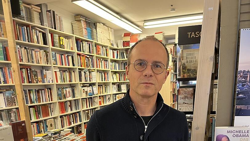 Ein Buch ist leichter, ein Buch ist schwerer. Thomas Voglgsang mit zwei Büchern, die vom Dasein als Schriftsteller handeln Ein Buch ist leichter, ein Buch ist schwerer. Thomas Voglgsang mit zwei Büchern, die vom Dasein als Schriftsteller handeln