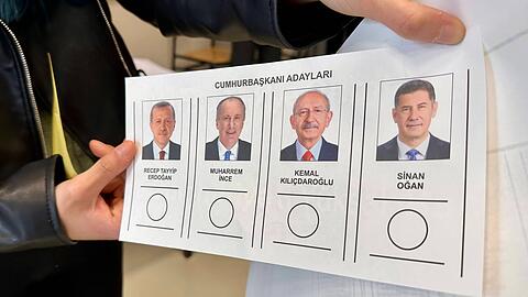 Der Stimmzettel für die Präsidentenwahl in der Türkei: Zwischen Erdogan (links) und Kilicdaroglu zeichnet sich ein Kopf-an-Kopf-Rennen ab.