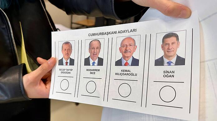 Der Stimmzettel für die Präsidentenwahl in der Türkei: Zwischen Erdogan (links) und Kilicdaroglu zeichnet sich ein Kopf-an-Kopf-Rennen ab.