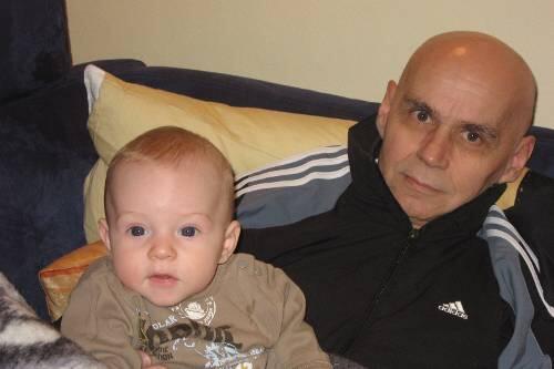 Opa Walter Moder, der an Leukämie erkrankt ist, mit seinem Enkel Sebastian.