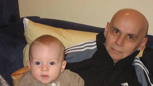 Opa Walter Moder, der an Leukämie erkrankt ist, mit seinem Enkel Sebastian. Opa Walter Moder, der an Leukämie erkrankt ist, mit seinem Enkel Sebastian.