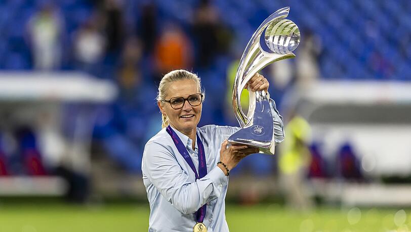 Da ist das Ding - mal wieder: Sarina Wiegman freut sich über ihren dritten EM-Titel.
