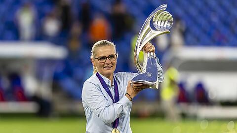 Da ist das Ding - mal wieder: Sarina Wiegman freut sich über ihren dritten EM-Titel.