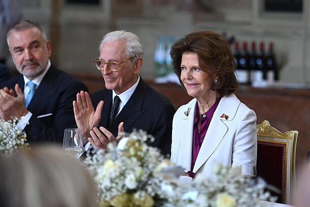 K&ouml;nigin Silvia beim anschlie&szlig;enden Mittagessen im Antiquarium mit Franz Herzog von Bayern und seinem Lebensgef&auml;hrten Thomas Greinwald.