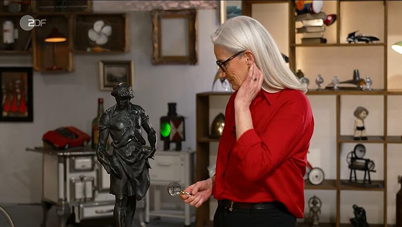 Zum Abschluss machte Friederike Werner Bekanntschaft mit einem jungen Herrn aus Bronze. Die Figur war vom französischen Bildhauer Picault in der zweiten Hälfte des 19. Jahrhunderts entworfen worden und brachte es laut Expertise auf einen heutigen Wert von 600 bis 700 Euro. Zum Abschluss machte Friederike Werner Bekanntschaft mit einem jungen Herrn aus Bronze. Die Figur war vom französischen Bildhauer Picault in der zweiten Hälfte des 19. Jahrhunderts entworfen worden und brachte es laut Expertise auf einen heutigen Wert von 600 bis 700 Euro.