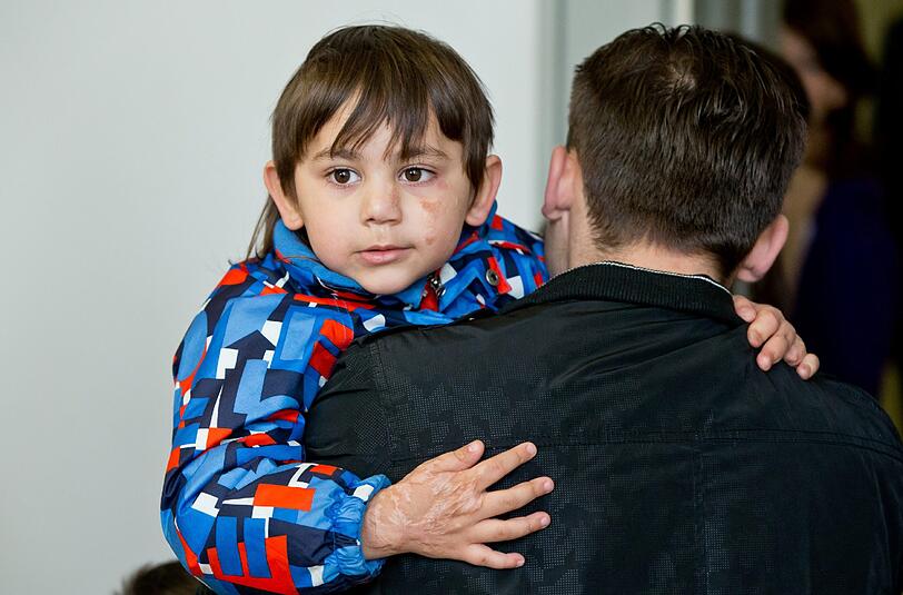 Der kleine Leonardo P. betritt auf dem Arm seines Vates Jovica am 01.04.2014 im Amtsgericht in Fürth den Gerichtssaal.