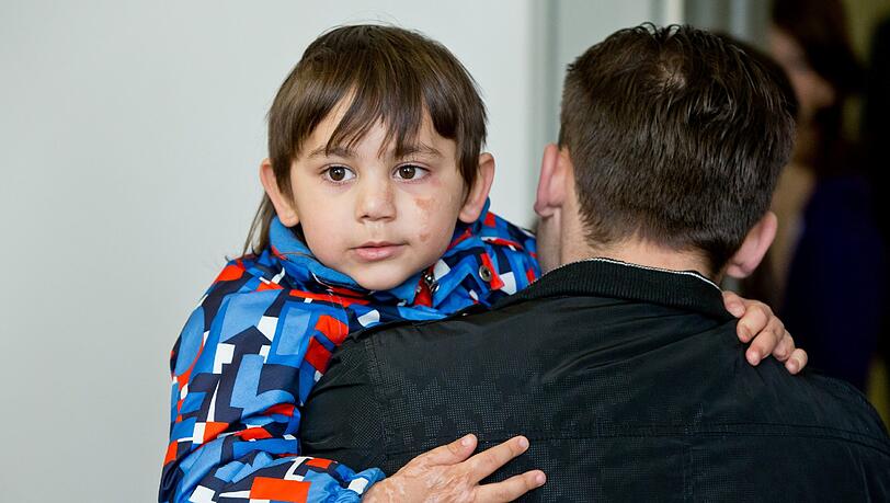 Der kleine Leonardo P. betritt auf dem Arm seines Vates Jovica am 01.04.2014 im Amtsgericht in Fürth den Gerichtssaal. Der kleine Leonardo P. betritt auf dem Arm seines Vates Jovica am 01.04.2014 im Amtsgericht in Fürth den Gerichtssaal.