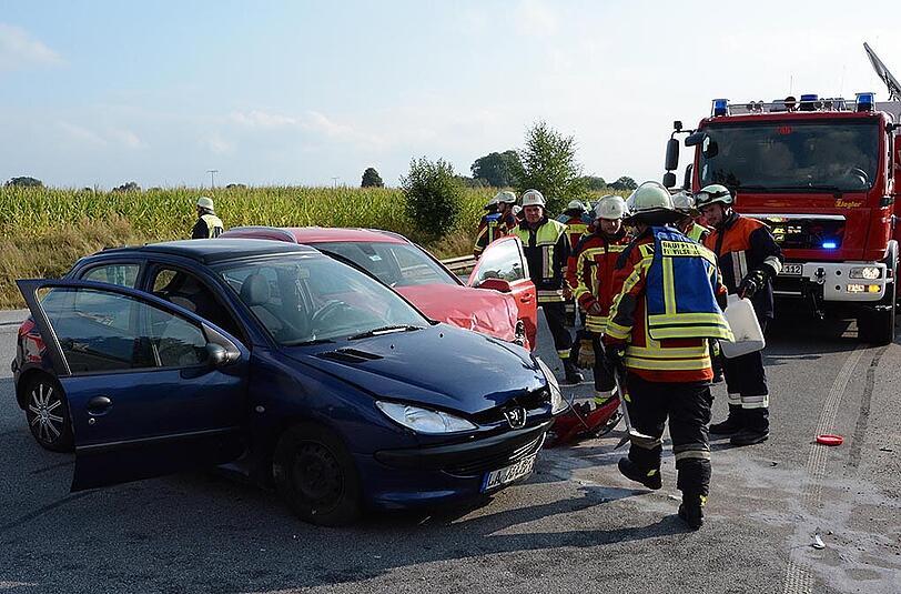 Der Fahrer des blauen Peugeot missachtete die Vorfahrt und kolliderte mit dem anderen Auto. Beide Fahrer verletzten sich bei dem Unfall.