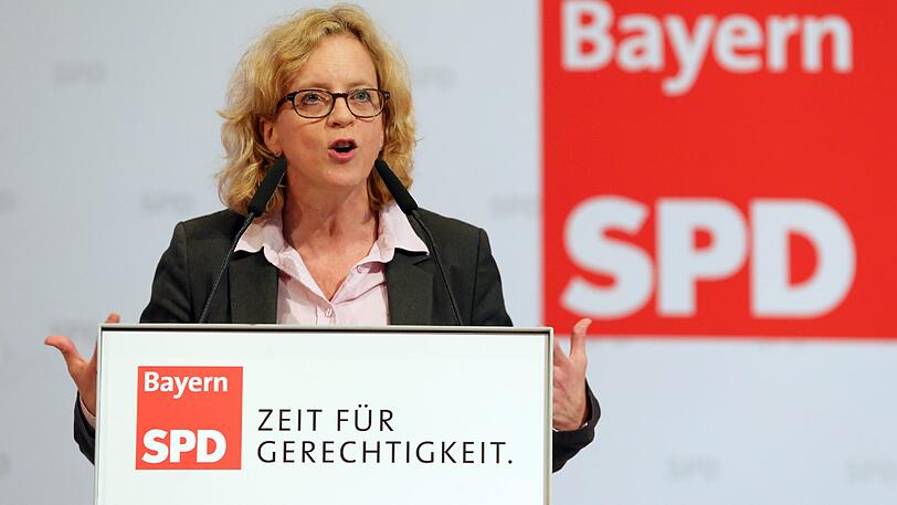 Natascha Kohnen spricht vor ihrer Wahl zur neuen Landesvorsitzenden der Bayern SPD zu den Delegierten.