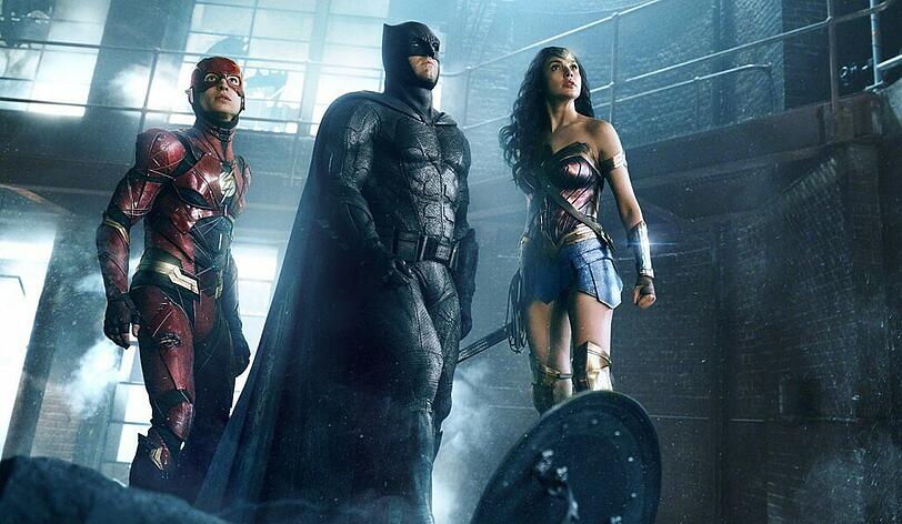 Neue Verbündete: The Flash (Ezra Miller, links), Batman (Ben Affleck) und Wonder Woman (Gal Gadot) kämpfen gemeinsam.