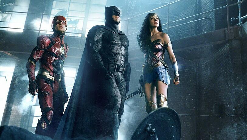 Neue Verbündete: The Flash (Ezra Miller, links), Batman (Ben Affleck) und Wonder Woman (Gal Gadot) kämpfen gemeinsam.