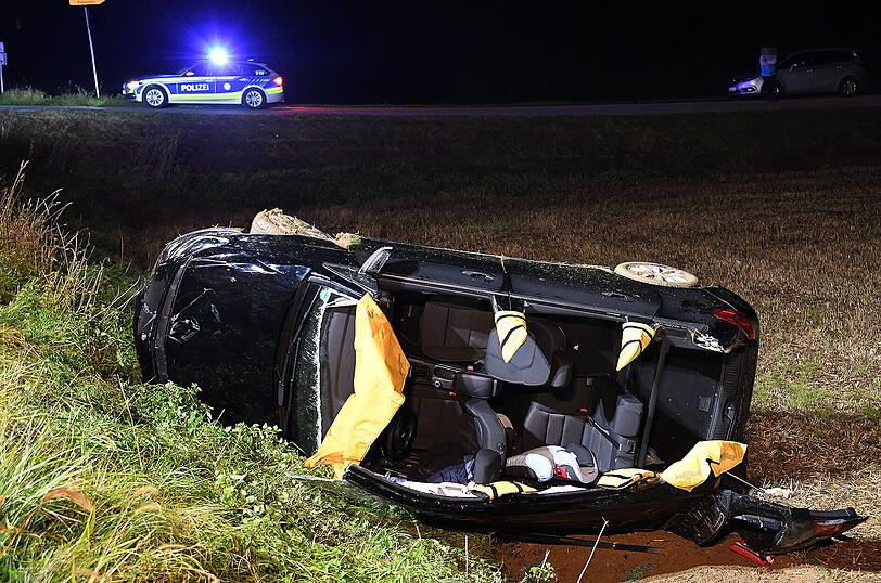 Die Feuerwehr mussten den betrunkenen Autofahrer aus seinem Mercedes befreien.