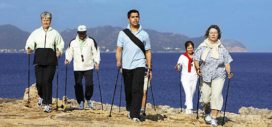 Nordic Walking hält auch im Langzeiturlaub die Leute bei Laune, Foto: Tui