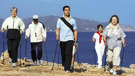 Nordic Walking hält auch im Langzeiturlaub die Leute bei Laune, Foto: Tui Nordic Walking hält auch im Langzeiturlaub die Leute bei Laune, Foto: Tui