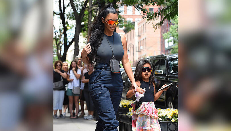 Kim Kardashian, hier mit Tochter North, zeigt sich regelmäßig in angesagten Cargo-Modellen. Kim Kardashian, hier mit Tochter North, zeigt sich regelmäßig in angesagten Cargo-Modellen.