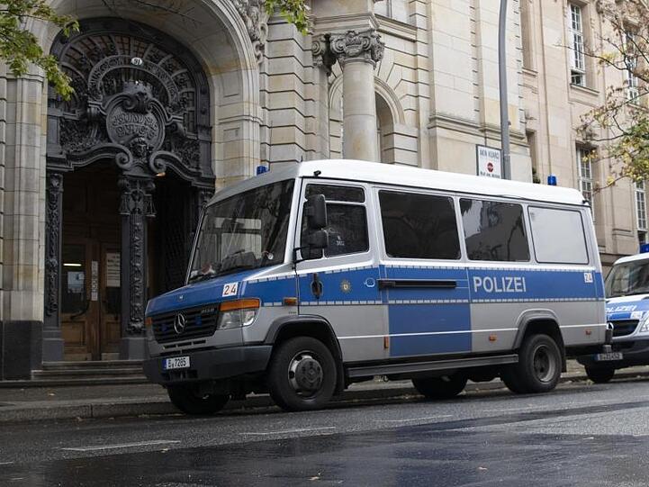 Polizeiwagen vor dem Kriminalgericht in Berlin-Moabit.