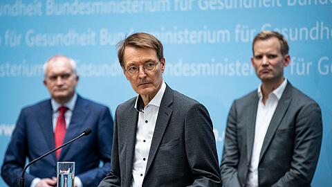 Christoph Schmidt (l-r), Präsident, RWI - Leibniz-Institut für Wirtschaftsforschung, Karl Lauterbach (SPD), Bundesminister für Gesundheit, und Hendrik Streeck, Virologe, bei der Pressekonferenz zum Evaluationsbericht der bisherigen Corona-Schutzmaßnahmen.