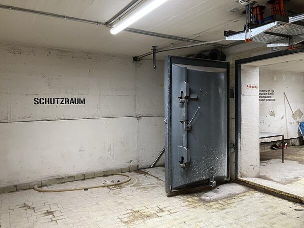 So sah der Weltkriegsbunker unter Gleis 11 vor der Sprengung aus. Ab 1960 diente er als Ankunftszentrum für Gastarbeiter. So sah der Weltkriegsbunker unter Gleis 11 vor der Sprengung aus. Ab 1960 diente er als Ankunftszentrum für Gastarbeiter.