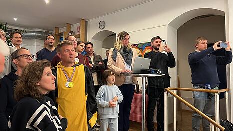 Erst große Zuversicht, dann Enttäuschung: Für die rund 50 anwesenden Olympia Gegner im Griechischen Haus, war der Olympia-Entscheid ein herber Schlag. Sie beklagen ein Wahlkampf à la „David gegen Goliath“. Hinten links ist Ludwig Hartmann zu sehen.