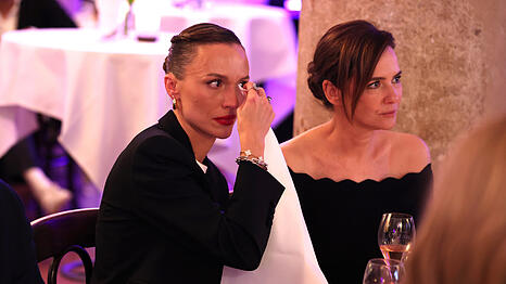 Kinder mit angeborenen Herzfehlern: ein Thema, das der Gastgeberin und selbst betroffenen Mutter Viky Rader (l.) ans Herz geht - hier mit Judith Dommermuth (Juvia).