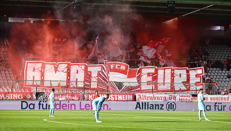 Wollen weiterhin im Grünwalder Stadion spielen: Die Amateure des FC Bayern. Wollen weiterhin im Grünwalder Stadion spielen: Die Amateure des FC Bayern.