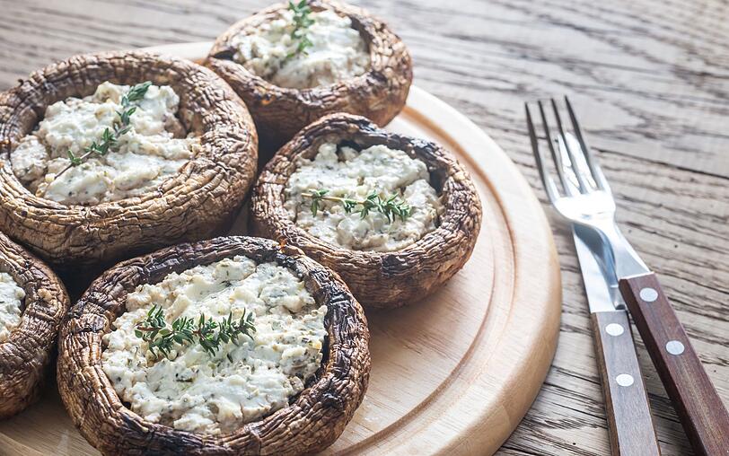 Auch f&uuml;r Ofengem&uuml;se wie gef&uuml;llte Zucchini oder Champignons eignet sich trockenes Brot hervorragend. Zerkr&uuml;meln Sie dazu das Brot, vermischen Sie es mit einigen Kr&auml;utern und &uuml;brig gebliebenem Frischk&auml;se, Schafsk&auml;se oder auch Speck und reichern Sie es mit etwas Oliven&ouml;l an. Nun k&ouml;nnen Sie damit Tomaten, Zucchini, Paprika oder Champignons f&uuml;llen - je nach Belieben. Zum Schluss noch ab in den Ofen und fertig ist das knusprige Resteessen.