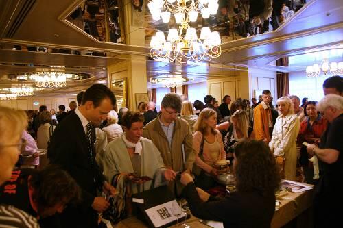 Gedränge wie beim Sommerschlussverkauf: Der Ballsaal des Vier Jahreszeiten am Samstagmorgen.