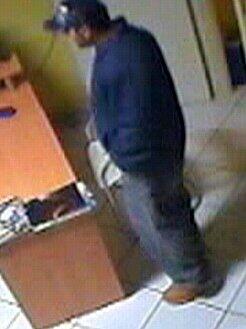 Zeugensuche nach Raubüberfall auf Discounter im Oktober 2010. Wer kennt die abgebildete Person auf den Aufnahmen?