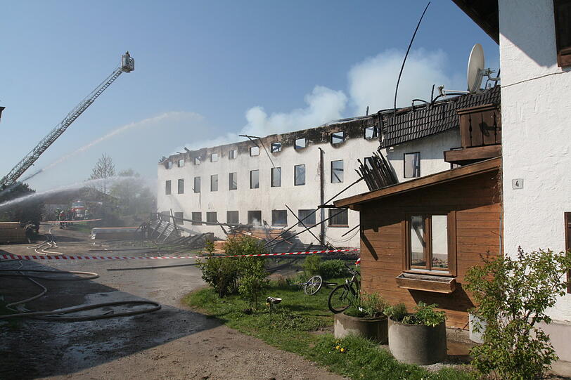In Eiselfing bricht auf einem Bauernhof im Bereich der Stallungen ein Feuer aus.