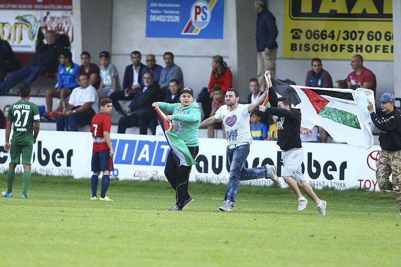 Hass und Gewalt: Prügel-Fans stürmen das Feld mit Palästina-Fahnen und gehen auf die Spieler der israelischen Mannschaft los. Die Bilder.