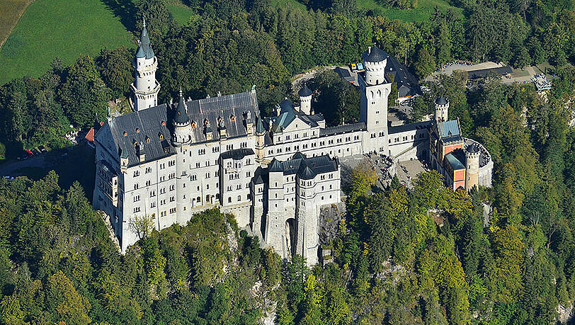 Neuschwanstein - nicht nur ein bayerisches Schloss, sondern auch eine bayerische Marke. Neuschwanstein - nicht nur ein bayerisches Schloss, sondern auch eine bayerische Marke.