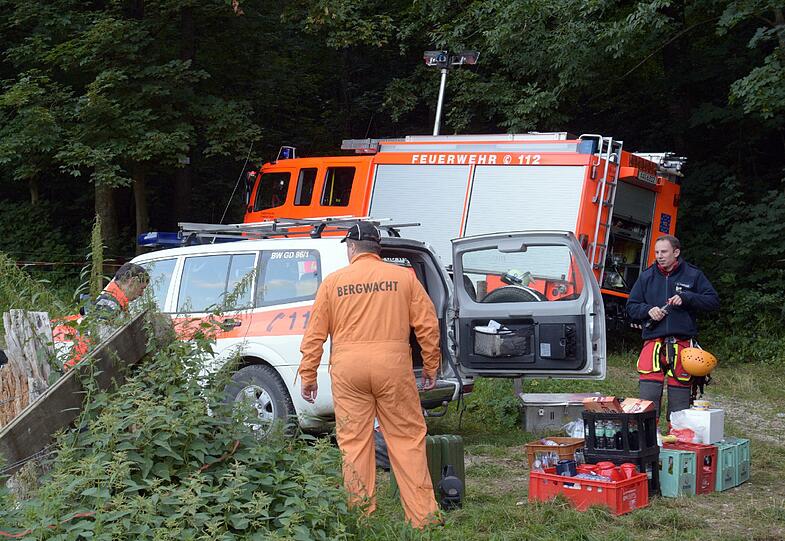 Nach dem Absturz des Leichtflugzeugs musste der Pilot die Nacht im Baumwipfel verbringen. Die Bilder vom Rettungseinsatz.