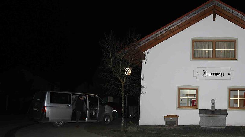 Bilder vom Sonntagabend: Siegfried Rauch sackt am Sonntag in seinem Wohnort Obersöchering südlich von München zusammen und fällt anschließend eine Treppe hinab. Der Sturz war nicht todesursächlich. Die Obduktion des Leichnams ergab: Herzversagen.