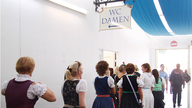 Die Tat ereignete sich auf der Damen-Toilette eines Festzelts. (Archivbild)