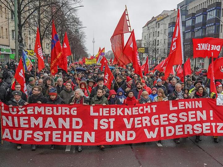 Demonstrationszug zum Gedenken an Rosa Luxemburg und Karl Liebknecht auf der Karl-Marx-Allee in Berlin.