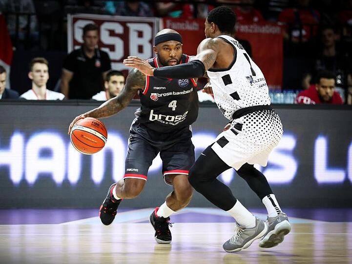 Tyrese Rice von Brose Bamberg (l) ist in Aktion gegen Tony Taylor von Virtus Bologna. Foto: David Pintens/BELGA