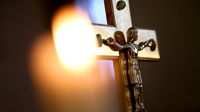 Über 130 Personen waren beim Gottesdienst dabei - ohne Abstand und Maske. (Symbolbild)