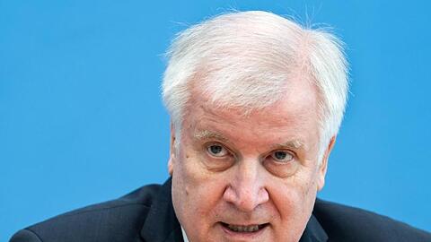 Horst Seehofer (CSU) wehrt sich gegen Kritik an den Grenzschließungen.