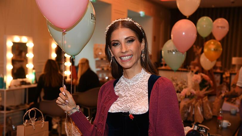 Die Moderatorin Cathy Hummels bereitet sich auf ihrem Wiesn-Bummel auf dem Oktoberfest im Roomers Hotel vor.