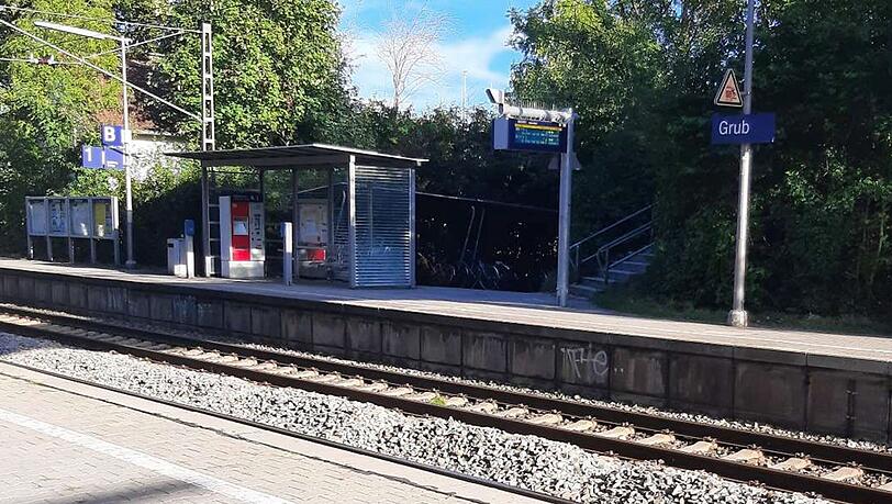 Die unbekannte Person auf der Fußgängerbrücke am S-Bahn-Halt Grub machte sich aus dem Staub und konnte von der Polizei nicht gestellt werden.