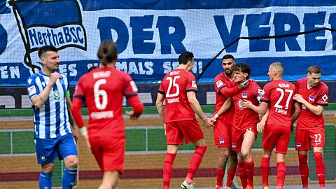 Hertha BSC traf zwar doppelt in Karlsruhe, musste sich dennoch mit 2:3 geschlagen geben.