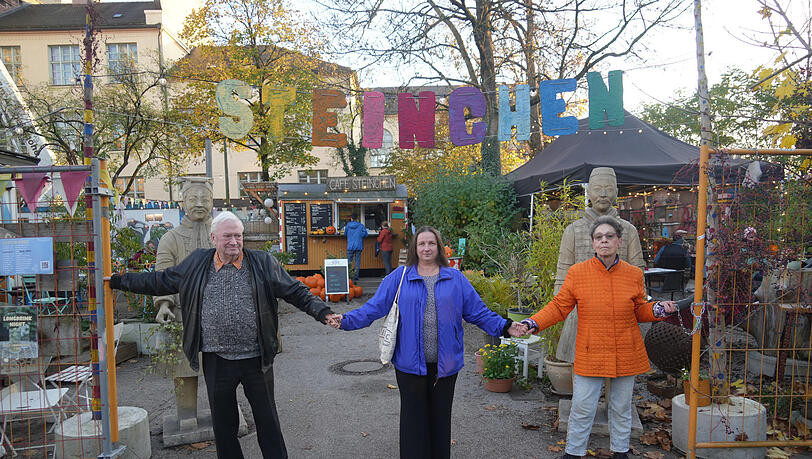 "Im Notfall ketten wir uns an den Zaun": Reinhard Haltmayr (80), Susanne Stangl (55) und Veronika Wagenhuber (77) sind Stammgäste im Laimer Bauwagen-Café Steinchen, seit es vor vier Jahren aufgemacht hat. "Wir wollen hier kein Seniorenzentrum", sagt Haltmayr, "sondern dass weiter alle Generationen auf dem Platz zusammen kommen." "Im Notfall ketten wir uns an den Zaun": Reinhard Haltmayr (80), Susanne Stangl (55) und Veronika Wagenhuber (77) sind Stammgäste im Laimer Bauwagen-Café Steinchen, seit es vor vier Jahren aufgemacht hat. "Wir wollen hier kein Seniorenzentrum", sagt Haltmayr, "sondern dass weiter alle Generationen auf dem Platz zusammen kommen."