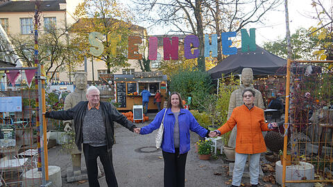 "Im Notfall ketten wir uns an den Zaun": Reinhard Haltmayr (80), Susanne Stangl (55) und Veronika Wagenhuber (77) sind Stammgäste im Laimer Bauwagen-Café Steinchen, seit es vor vier Jahren aufgemacht hat. "Wir wollen hier kein Seniorenzentrum", sagt Haltmayr, "sondern dass weiter alle Generationen auf dem Platz zusammen kommen."