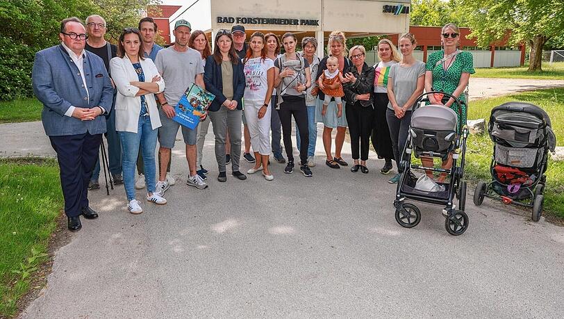 Sie alle vermissen das Stäblibad in Forstenried. Isabella Retzow (dritte von rechts) will deshalb eine Petition starten, damit die Stadtwerke das Bad wieder aufbauen.