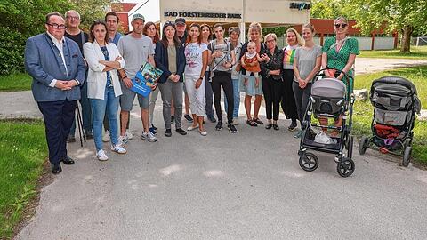 Sie alle vermissen das Stäblibad in Forstenried. Isabella Retzow (dritte von rechts) will deshalb eine Petition starten, damit die Stadtwerke das Bad wieder aufbauen.