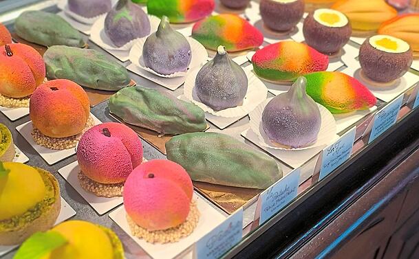 Acht bis neun verschiedene Fruchtkuchen hat Peters gleichzeitig im Angebot - diese wechseln sich jeweils ab. Acht bis neun verschiedene Fruchtkuchen hat Peters gleichzeitig im Angebot - diese wechseln sich jeweils ab.