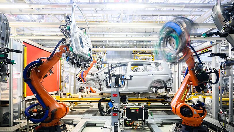 Der Industrieroboter-Hersteller Kuka will auch betriebsbedingte K&uuml;ndigungen in Augsburg verzichten.(Archivbild)